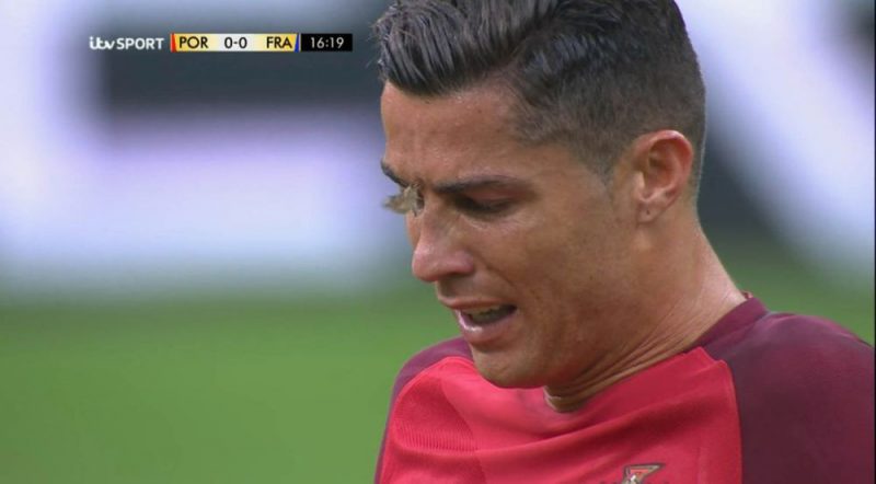 Cô bướm chia buồn với Ronaldo